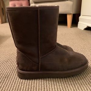 UGG CLASSIC SHORT LEATHER BOOT